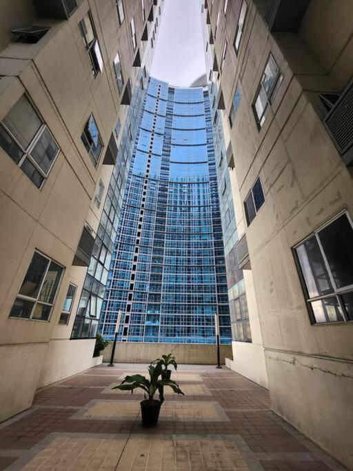 Enjoy Bgc Sunset And Golf Course View 2 Bedroom Loft With 100Mbps Internet Connection Manila Luaran gambar