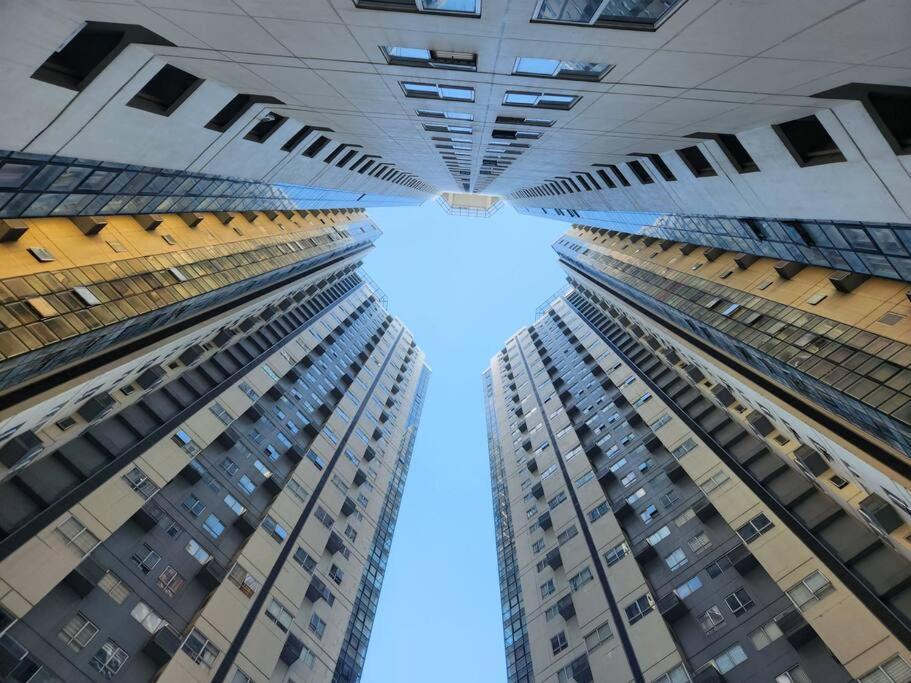 Enjoy Bgc Sunset And Golf Course View 2 Bedroom Loft With 100Mbps Internet Connection Manila Luaran gambar