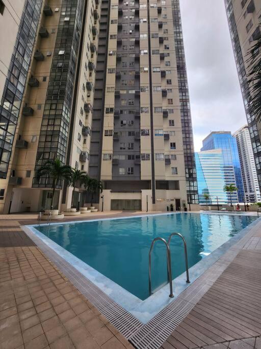 Enjoy Bgc Sunset And Golf Course View 2 Bedroom Loft With 100Mbps Internet Connection Manila Luaran gambar